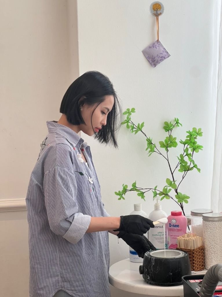 Ms. Sine warming hypoallergenic waxing product by hand at LINH LAN Saigon